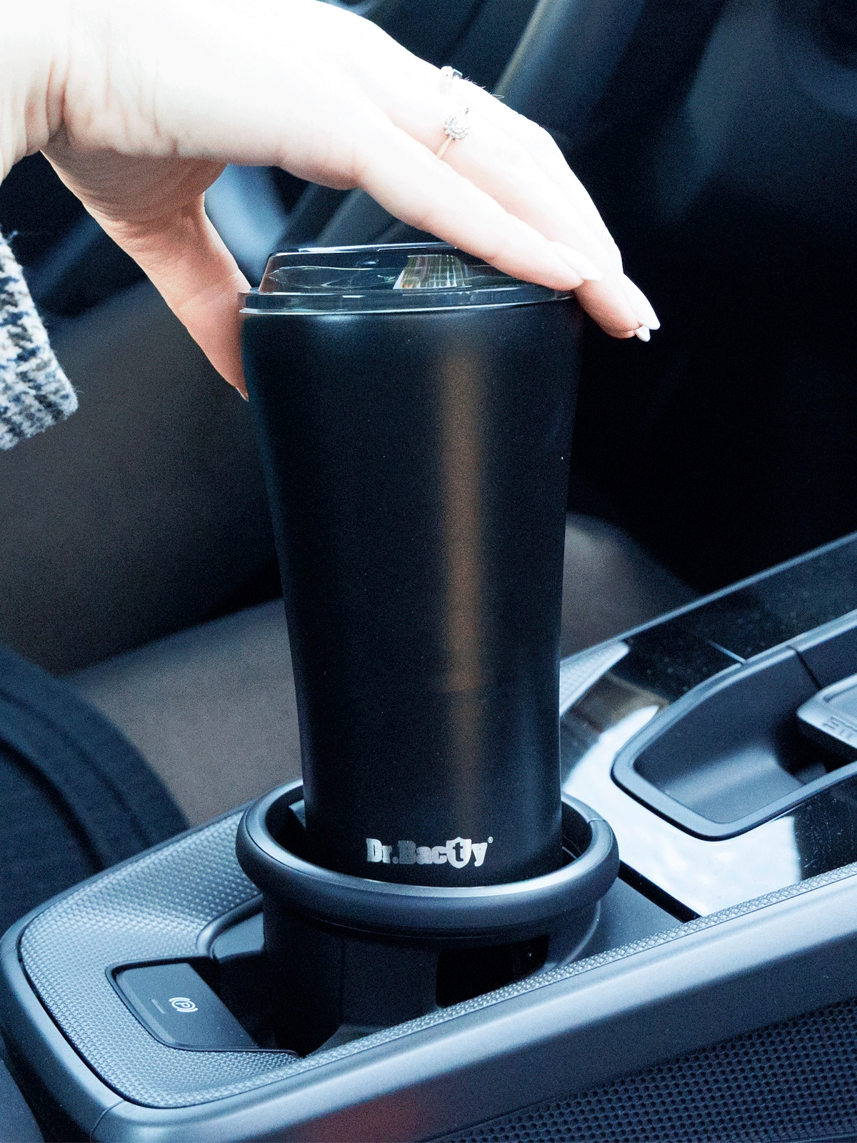 Kubek termiczny do samochodu – co warto wiedzieć przed zakupem